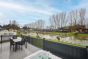 Host Stay Black Moorhen Lodge