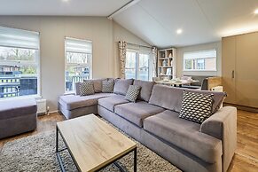 Host Stay Black Moorhen Lodge