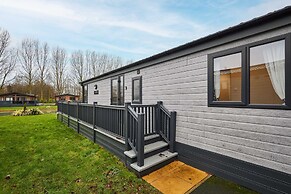 Host Stay Black Moorhen Lodge