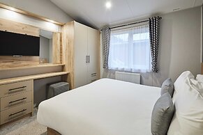 Host Stay Black Moorhen Lodge