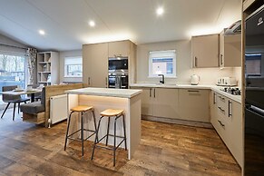 Host Stay Black Moorhen Lodge
