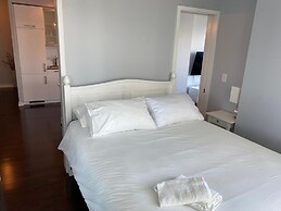 Toronto City Suites - Front St