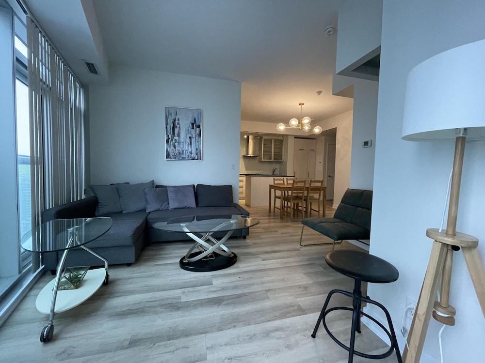 Toronto City Suites - Front St