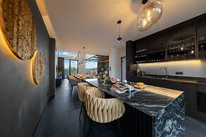 Crystal Pine Luxury Villas Jacuzzi&Sauna