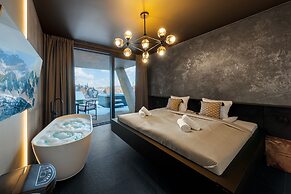 Crystal Pine Luxury Villas Jacuzzi&Sauna