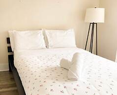 Chic Downtown Suites - By CN Tower