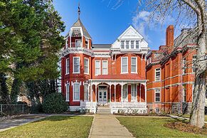 Queen Anne Manor' in Old West End w/ Elevator