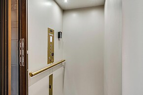 Queen Anne Manor' in Old West End w/ Elevator