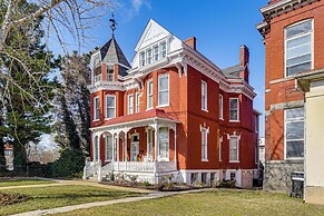 Queen Anne Manor' in Old West End w/ Elevator