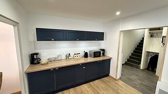 Retreat With Terrace, Parking