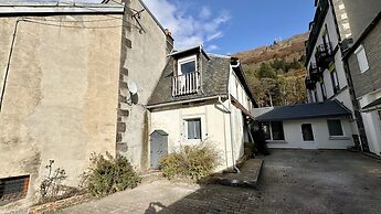 Retreat With Terrace, Parking