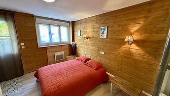 Retreat With Terrace, Parking
