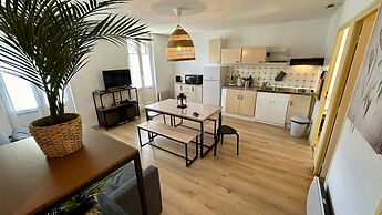 Modern 6-guest Flat in Mont-dore