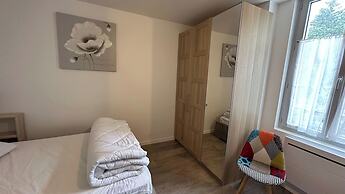 2-bedroom Revamped Flat in Auvergne