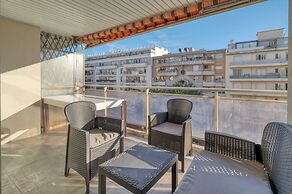A/C 2bdr/6p Flat Just two Minutes From the Beach!