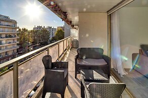 A/C 2bdr/6p Flat Just two Minutes From the Beach!