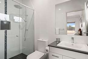 Family-friendly 4-bed Home With Courtyard