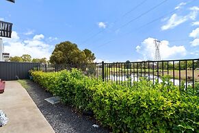 Family-friendly 4-bed Home With Courtyard