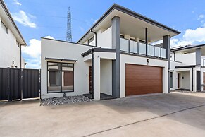 Family-friendly 4-bed Home With Courtyard