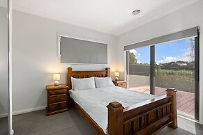 Family-friendly 4-bed Home With Courtyard