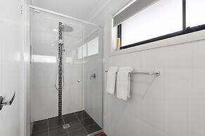Family-friendly 4-bed Home With Courtyard
