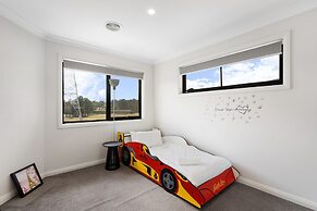 Family-friendly 4-bed Home With Courtyard