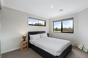 Family-friendly 4-bed Home With Courtyard