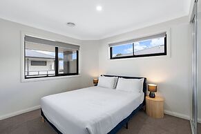 Family-friendly 4-bed Home With Courtyard