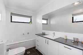 Family-friendly 4-bed Home With Courtyard
