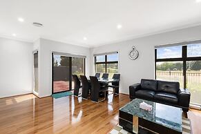 Family-friendly 4-bed Home With Courtyard