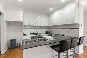 Family-friendly 4-bed Home With Courtyard