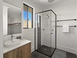 Spacious 4-bed House With Large Backyard