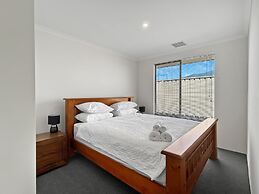Spacious 4-bed House With Large Backyard
