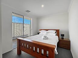 Spacious 4-bed House With Large Backyard