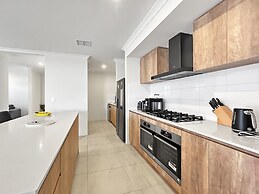 Spacious 4-bed House With Large Backyard
