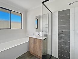 Spacious 4-bed House With Large Backyard