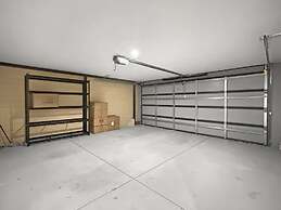 Spacious 4-bed House With Large Backyard