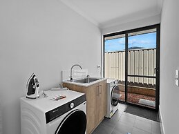 Spacious 4-bed House With Large Backyard