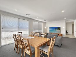 Spacious 4-bed House With Large Backyard