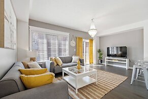Modern House Steps From Dining, Shopping & Lakes