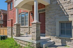 Modern House Steps From Dining, Shopping & Lakes
