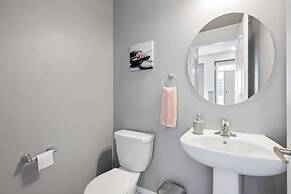 Modern House Steps From Dining, Shopping & Lakes