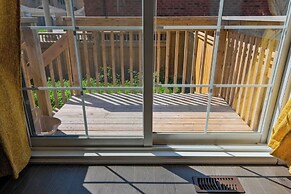 Modern House Steps From Dining, Shopping & Lakes