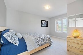 Modern House Steps From Dining, Shopping & Lakes