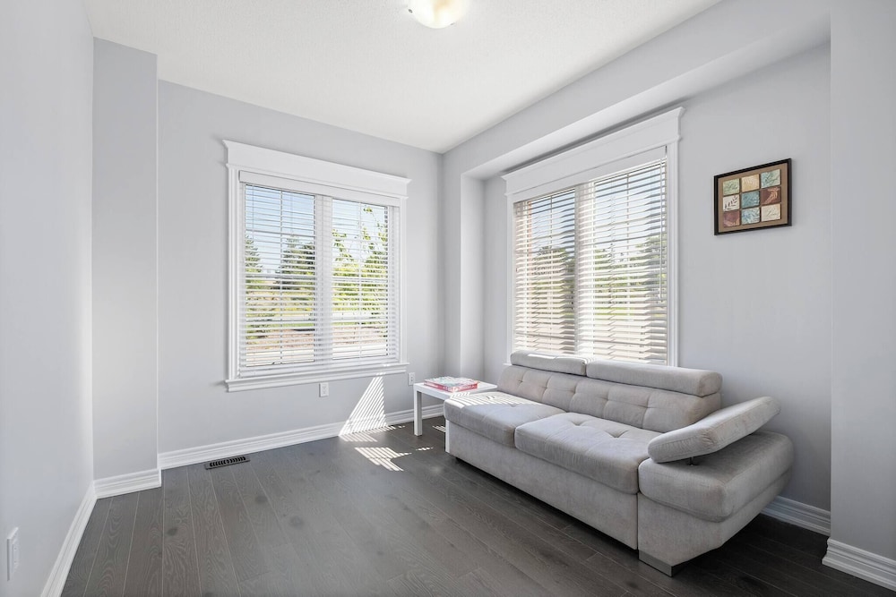 Modern House Steps From Dining, Shopping & Lakes