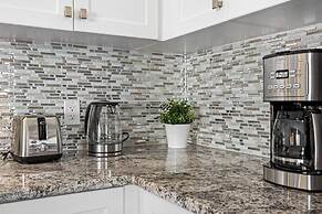 Modern House Steps From Dining, Shopping & Lakes