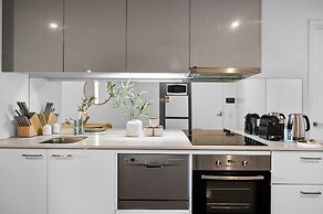 2-bed High-rise Apartment With Pool & Gym