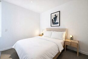 2-bed High-rise Apartment With Pool & Gym