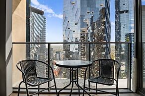 2-bed High-rise Apartment With Pool & Gym