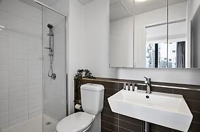 2-bed High-rise Apartment With Pool & Gym